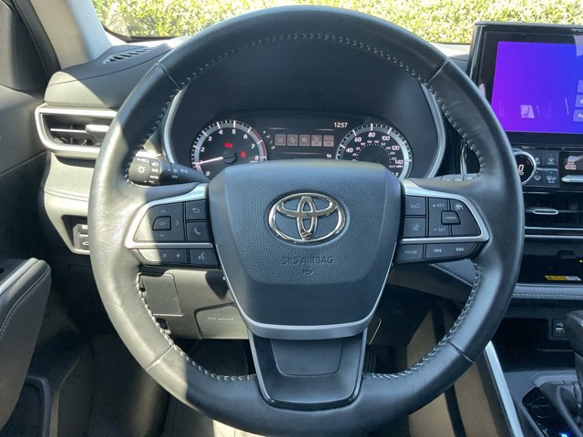 Used 2025 Toyota Highlander XLE FWD image 24