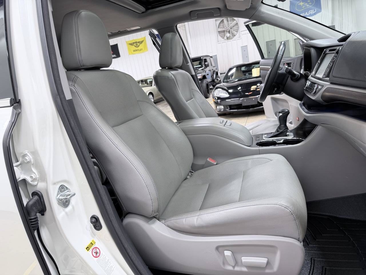 Used 2016 Toyota Highlander Limited FWD image 38