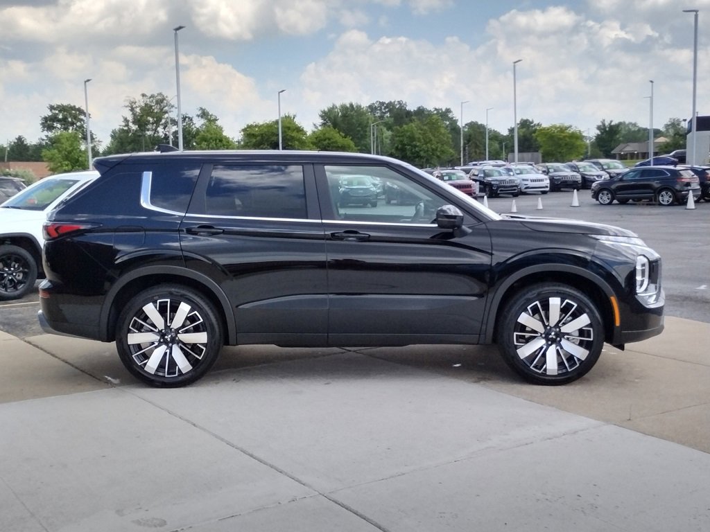 New 2025 Mitsubishi Outlander SE image 16