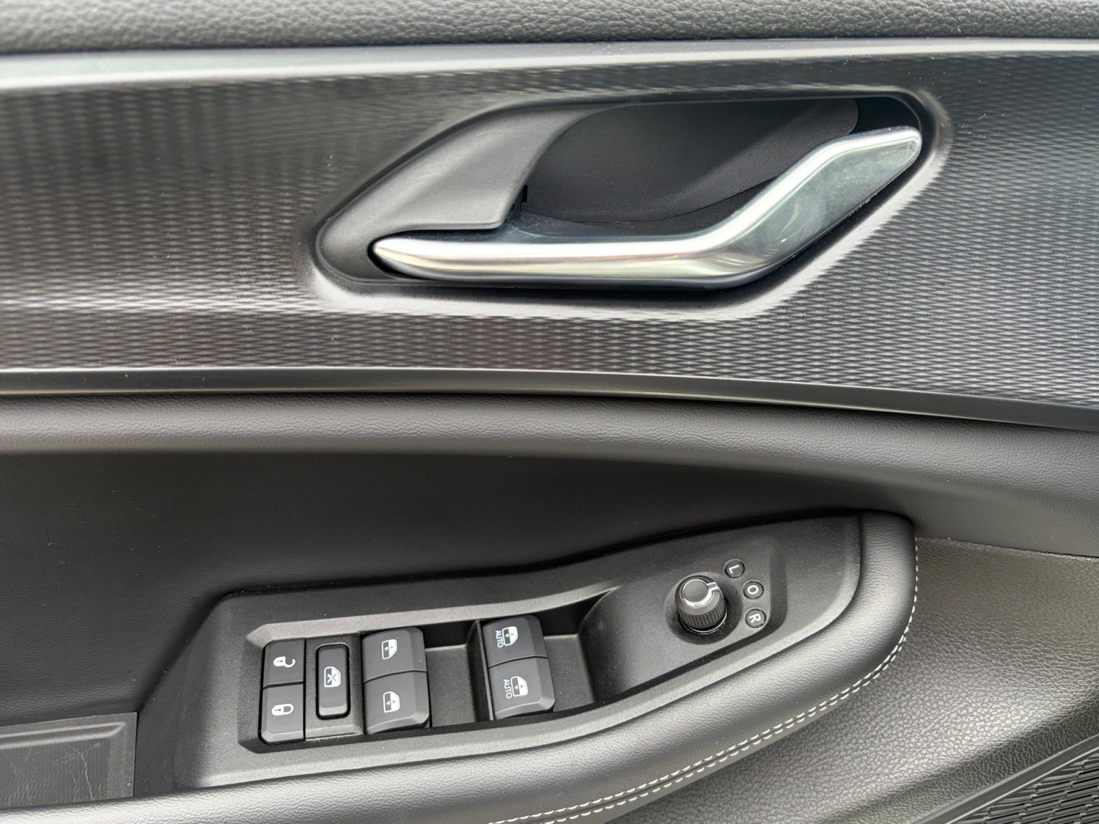 Used 2025 Jeep Grand Cherokee Altitude image 15