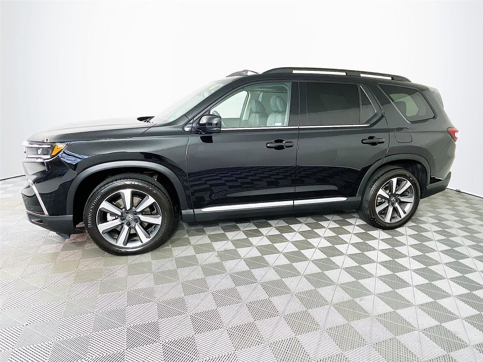 Used 2025 Honda Pilot Touring image 4