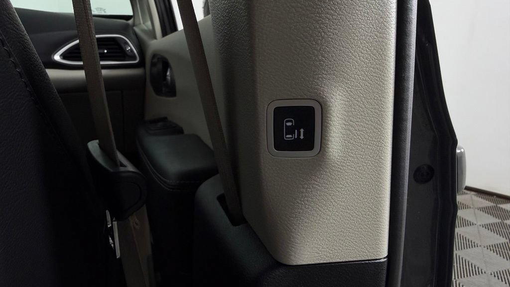 Used 2022 Chrysler Pacifica Touring-L FWD image 29