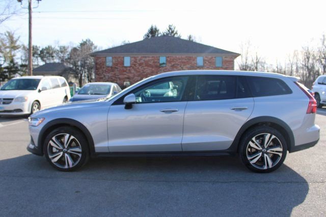Used 2025 Volvo V60 B5 Cross Country Plus image 5