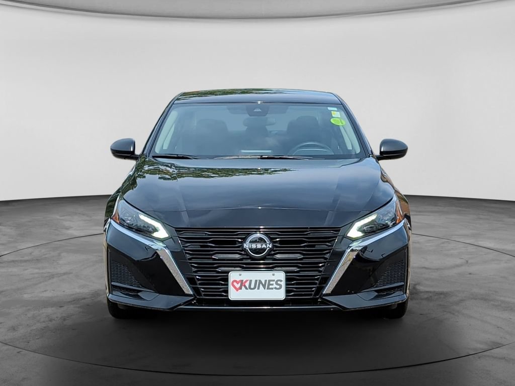 Used 2025 Nissan Altima 2.5 SV FWD image 2