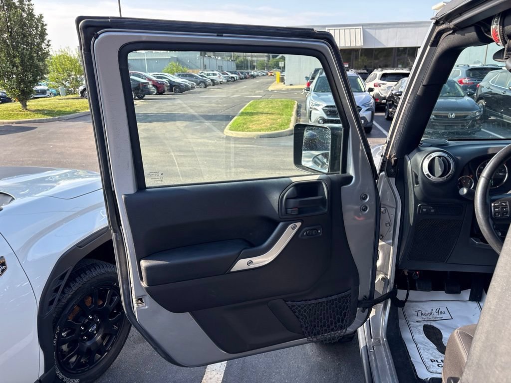 Used 2015 Jeep Wrangler Rubicon w/ Power Convenience Group AWD/4WD image 15