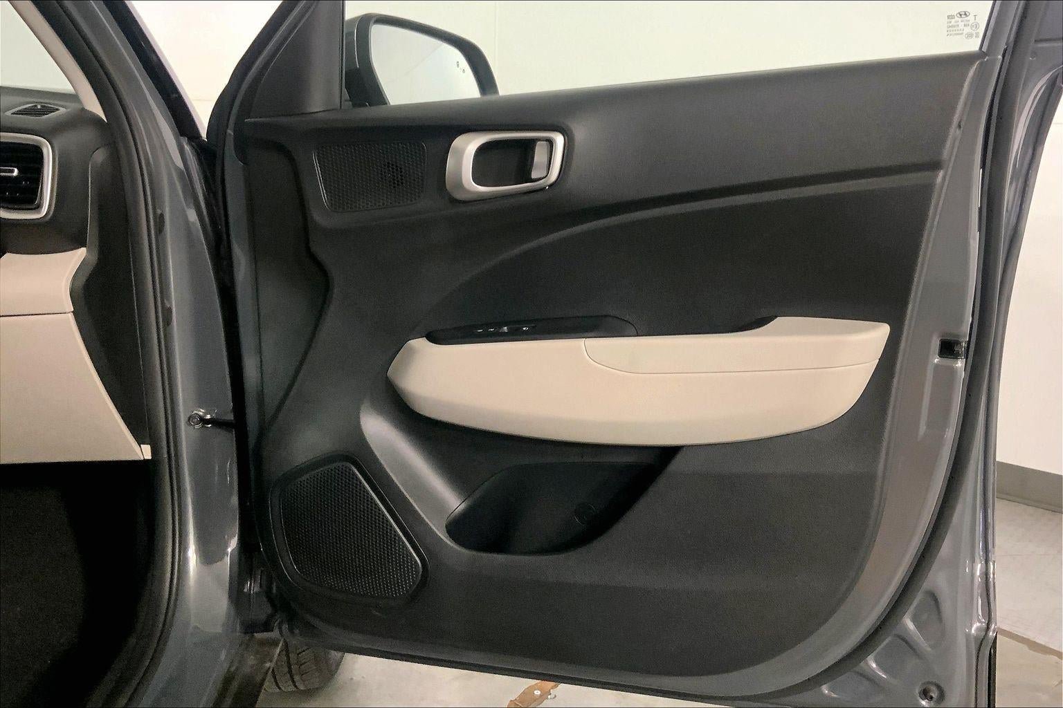 Used 2025 Hyundai Venue SEL FWD image 26
