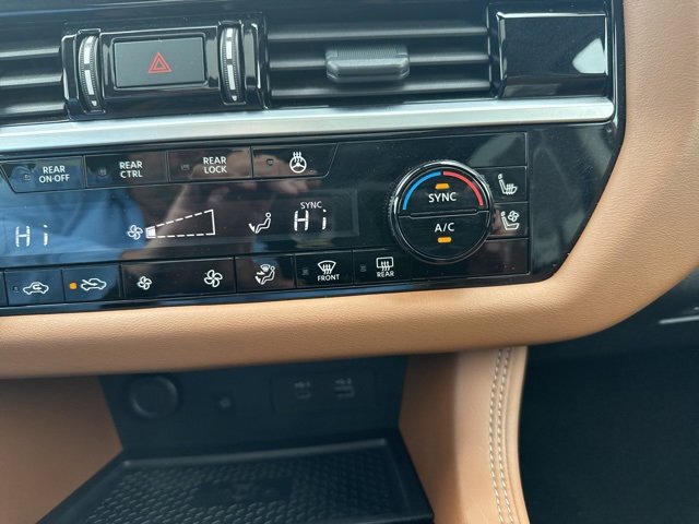 Used 2024 Nissan Pathfinder Platinum w/ Black Appearance Package image 11