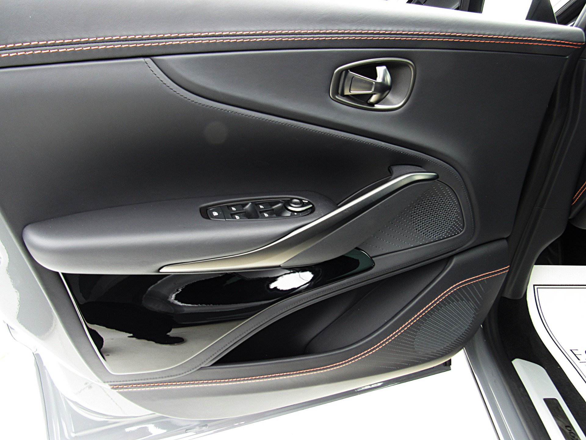 Used 2023 Aston Martin DBX AWD/4WD image 42