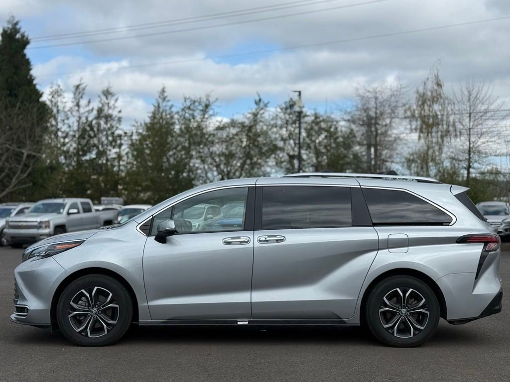 Certified 2025 Toyota Sienna Platinum image 2