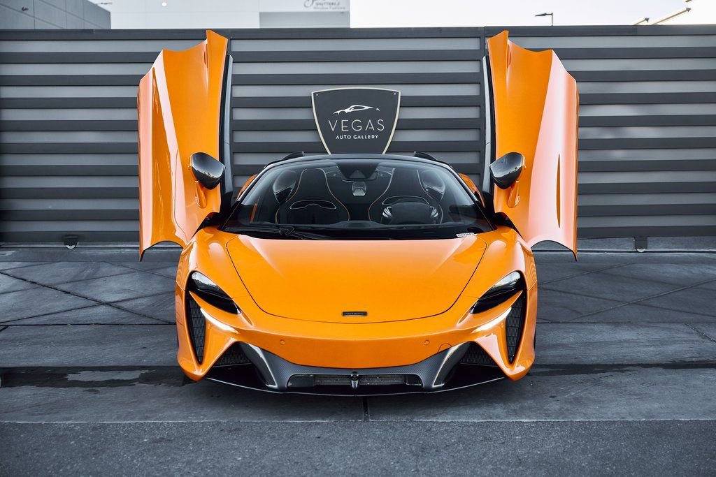 Used 2025 McLaren Artura Spider RWD image 29