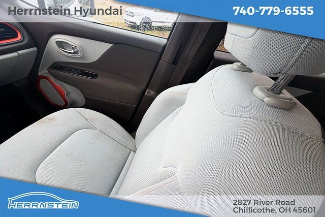 Used 2015 Jeep Renegade Latitude w/ Cold Weather Group image 12