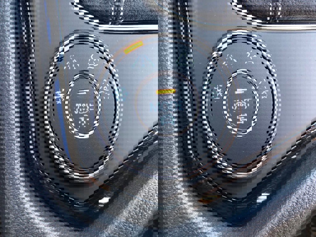 New 2025 Volkswagen Taos SEL image 31