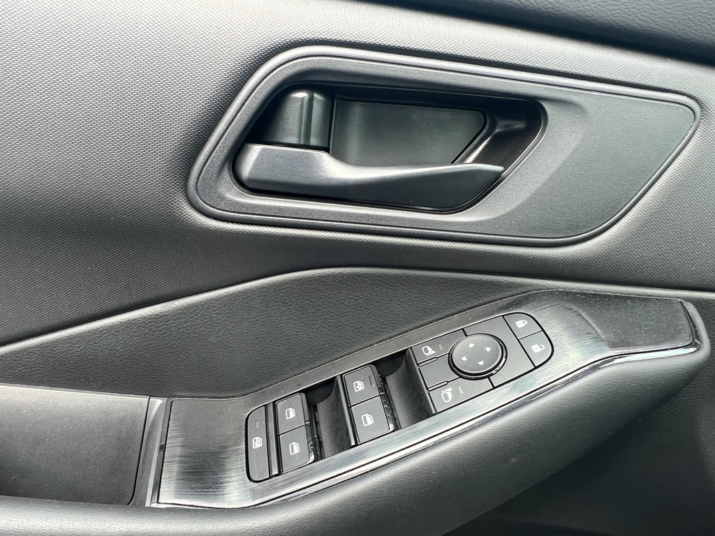 Used 2025 Nissan Rogue S image 19