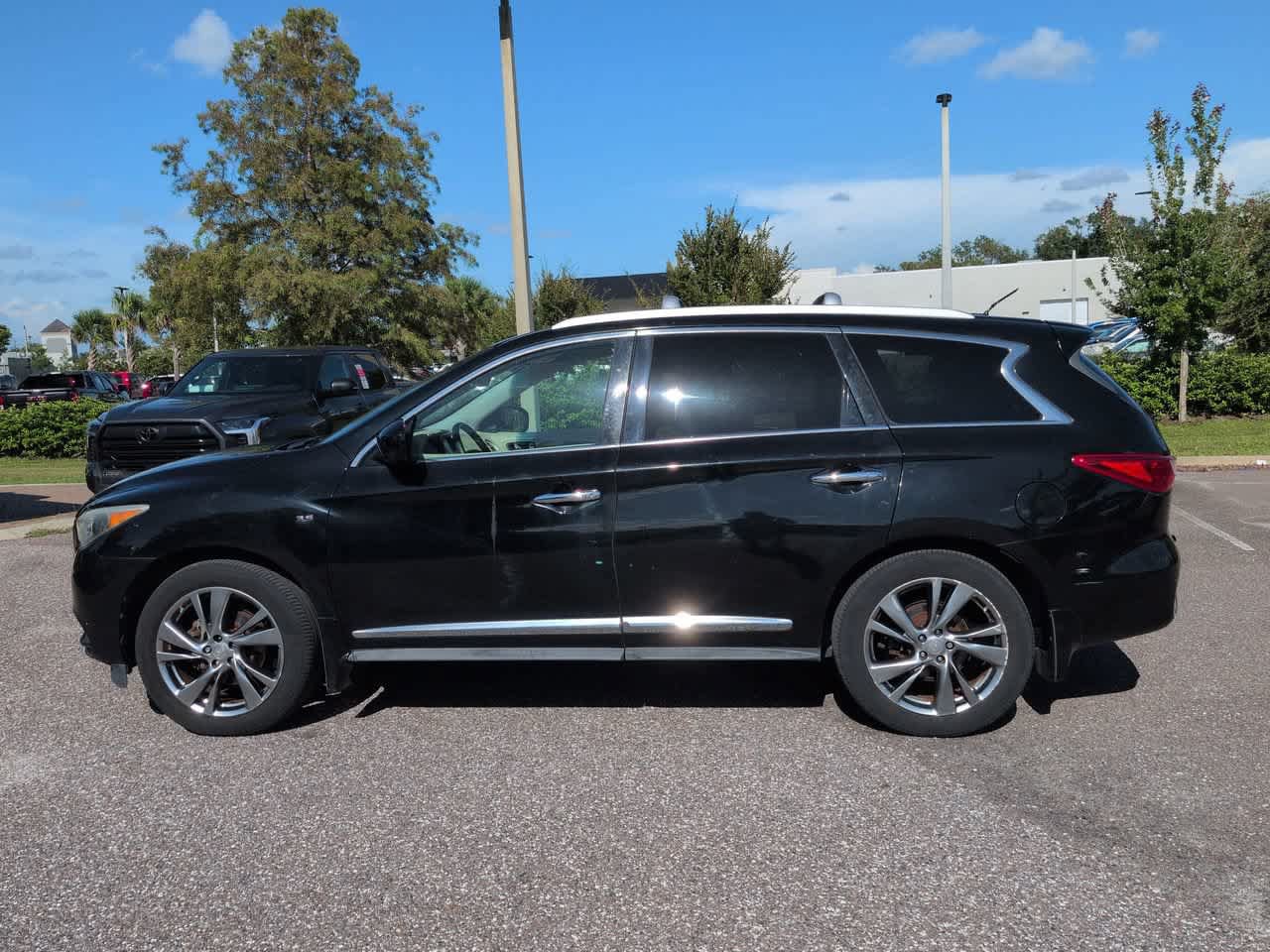Used 2015 INFINITI QX60 FWD w/ Deluxe Touring Package image 3