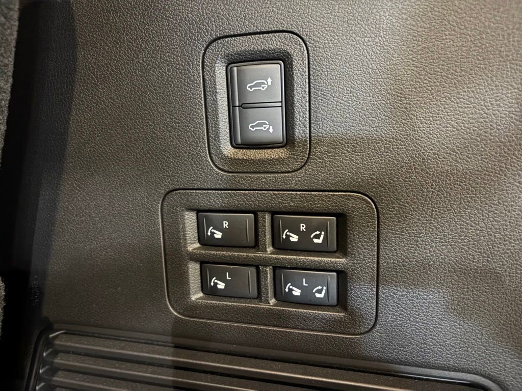 Used 2025 INFINITI QX80 Sensory image 17