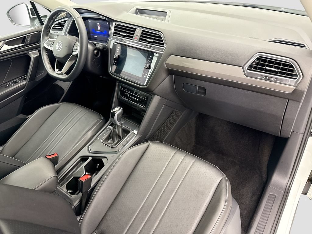 Used 2023 Volkswagen Tiguan SE w/ Panoramic Sunroof Package FWD image 15