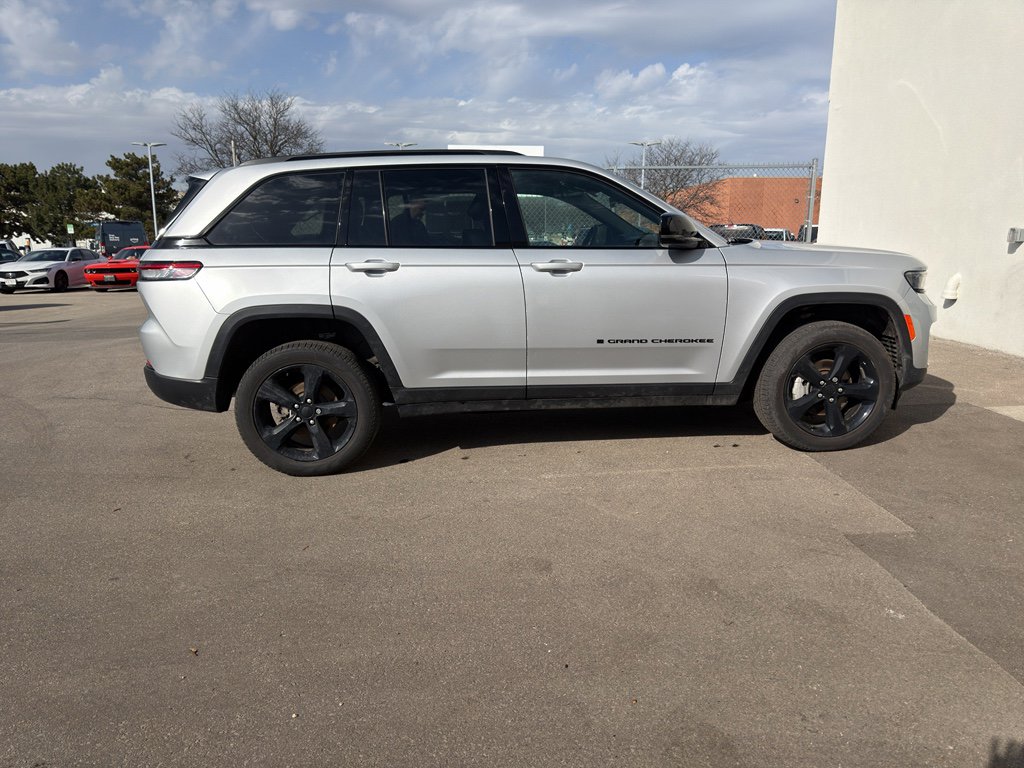 Used 2025 Jeep Grand Cherokee Limited w/ Black Appearance Package image 4