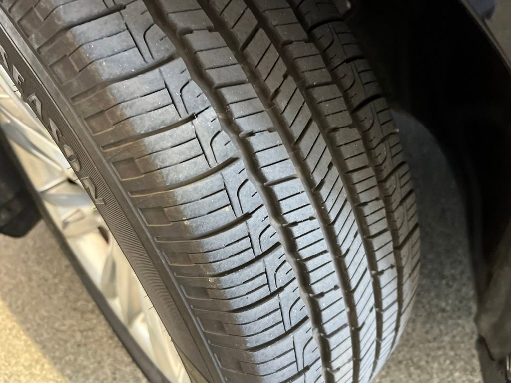 Used 2018 Chrysler 300 Touring L RWD image 8
