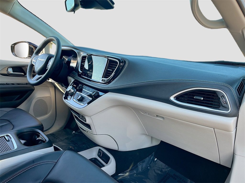 Certified 2024 Chrysler Pacifica Touring-L image 28