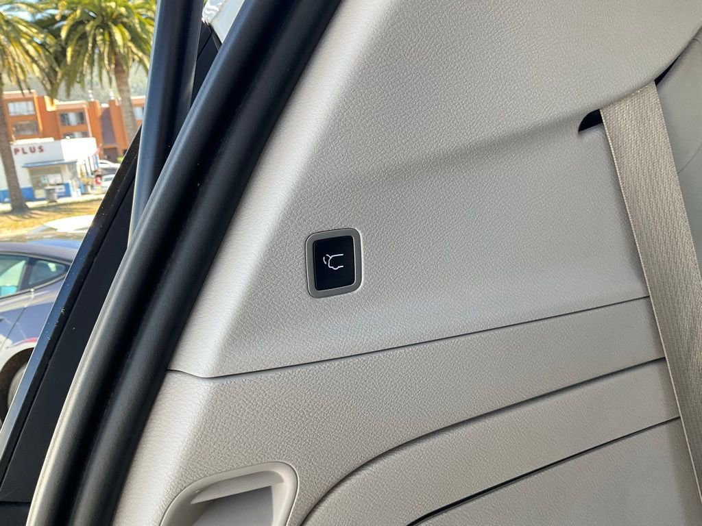 Used 2022 Chrysler Pacifica Touring-L w/ Uconnect Theater Family Group image 11