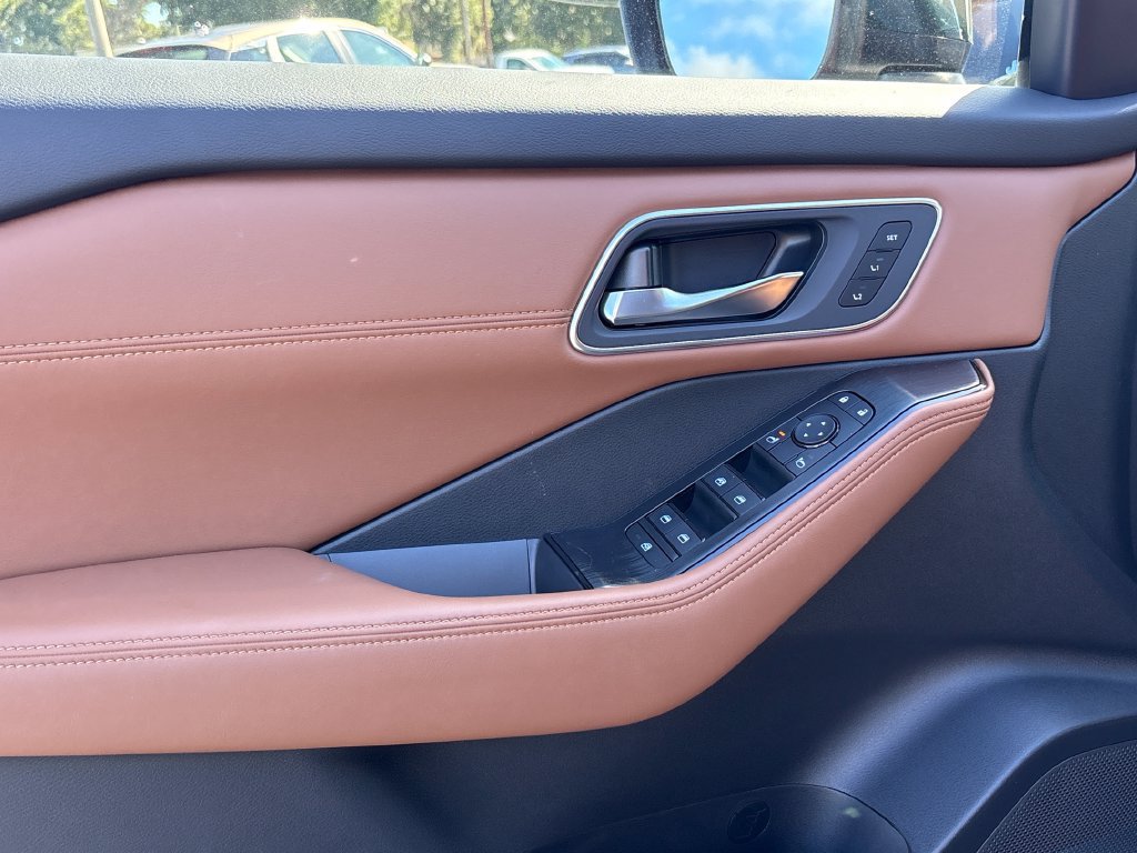 New 2026 Nissan Rogue Platinum AWD/4WD image 3