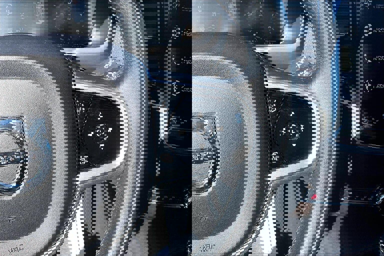 Used 2018 Volvo XC90 T6 Momentum w/ Convenience Package image 12