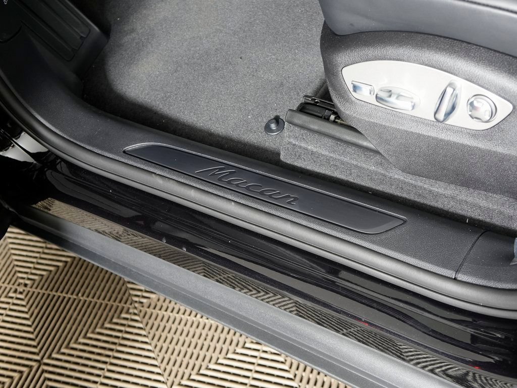 Certified 2026 Porsche Macan AWD/4WD image 18