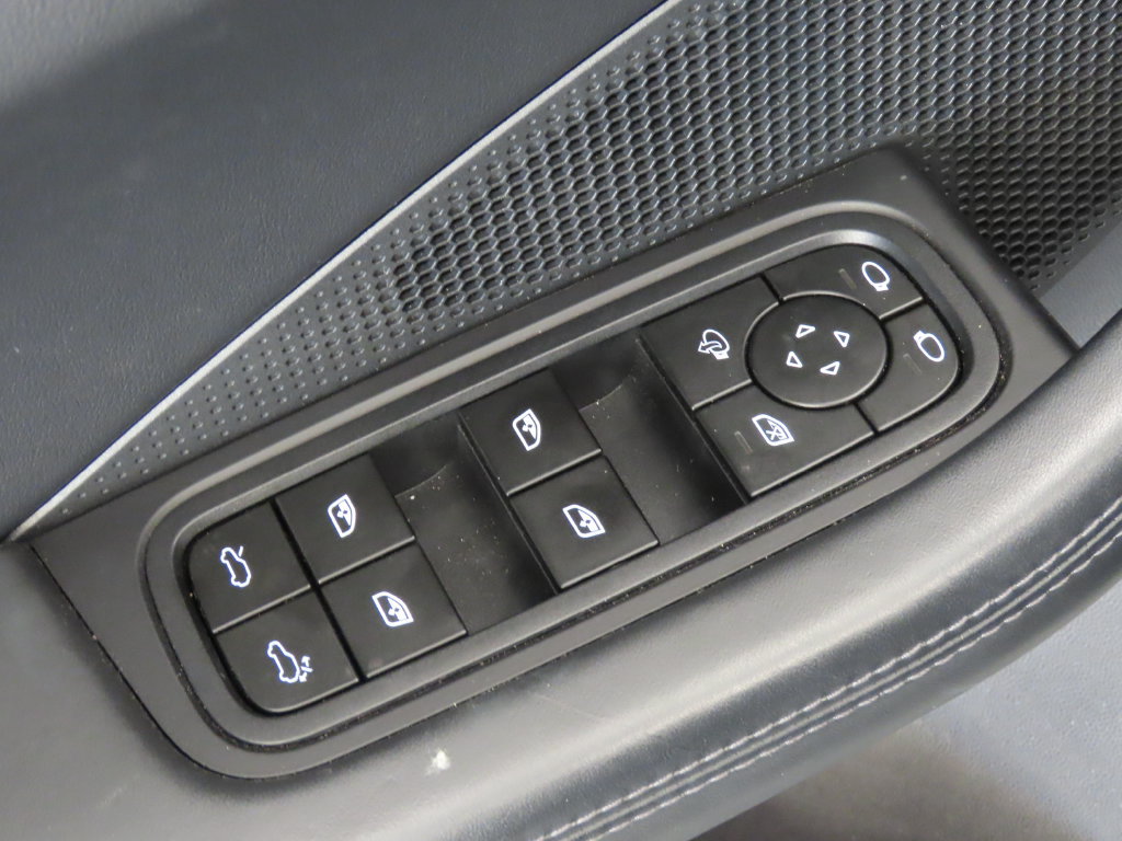 Certified 2024 Porsche Macan 4 Electric AWD/4WD image 37
