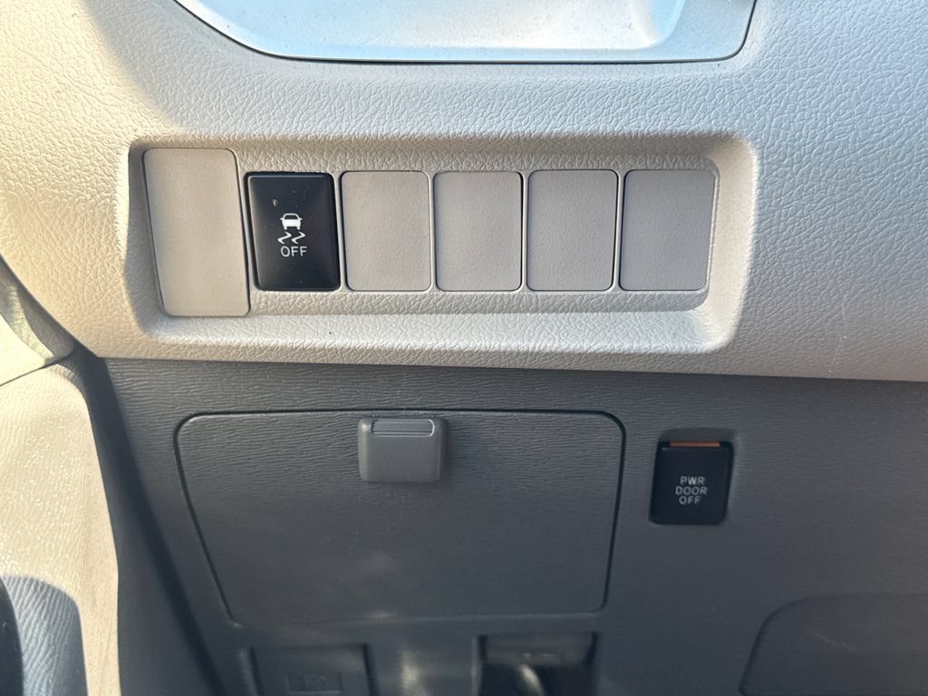 Used 2018 Toyota Sienna LE AWD/4WD image 32