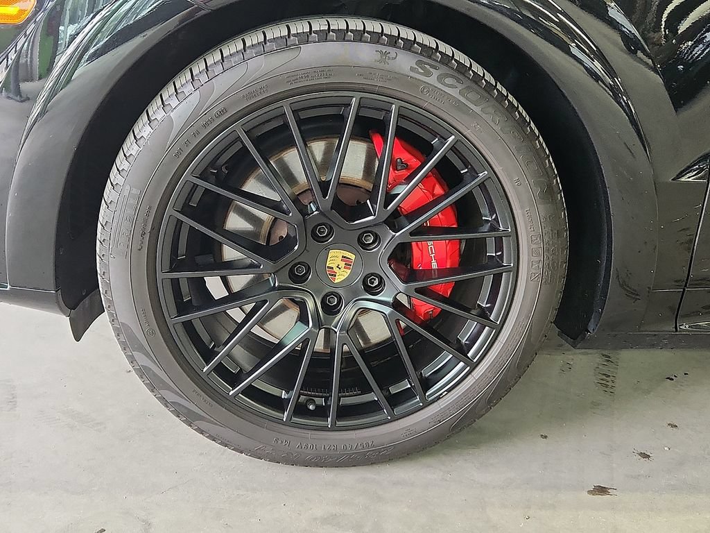 Used 2023 Porsche Cayenne GTS AWD/4WD image 10