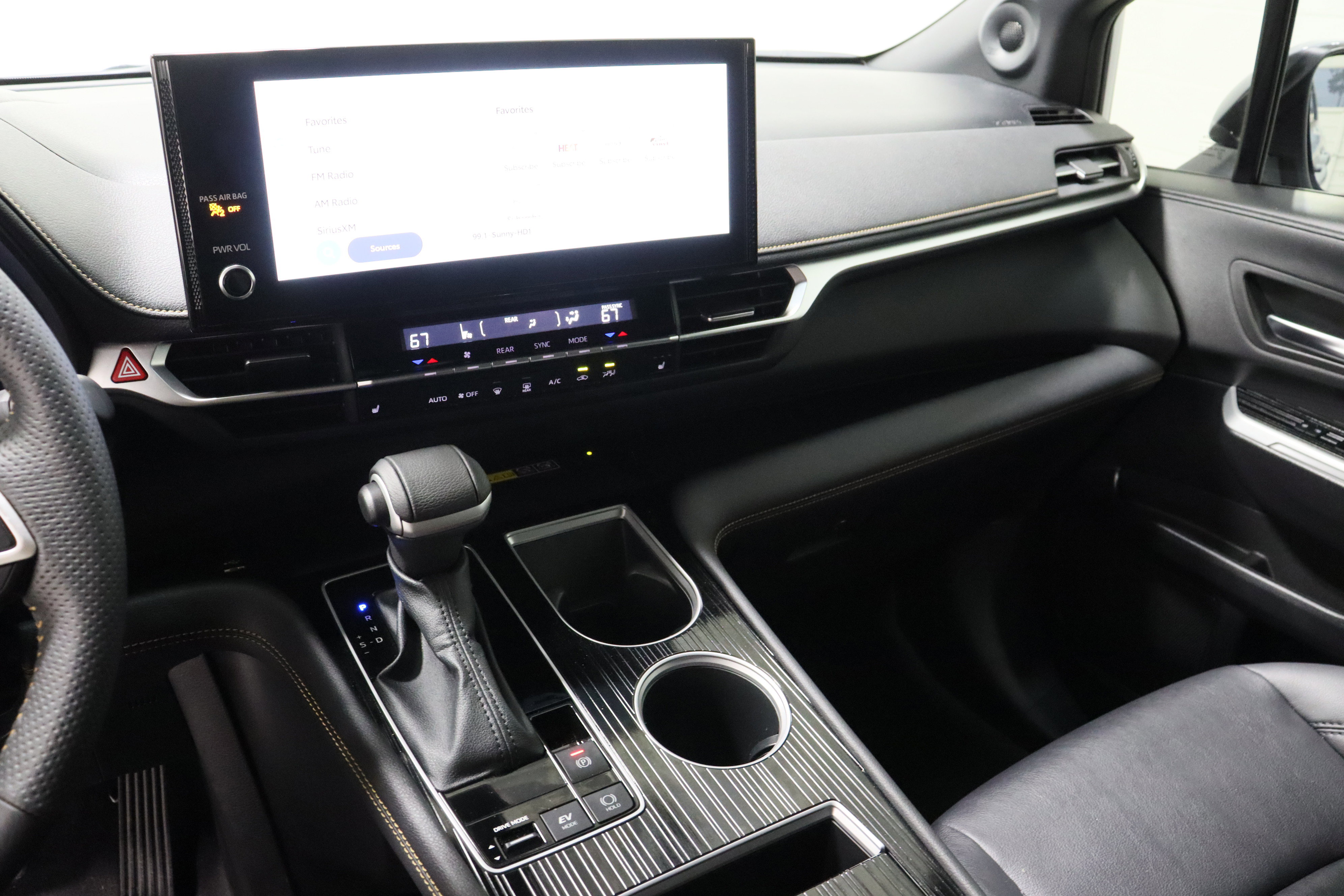 Used 2025 Toyota Sienna XLE Woodland Edition image 16