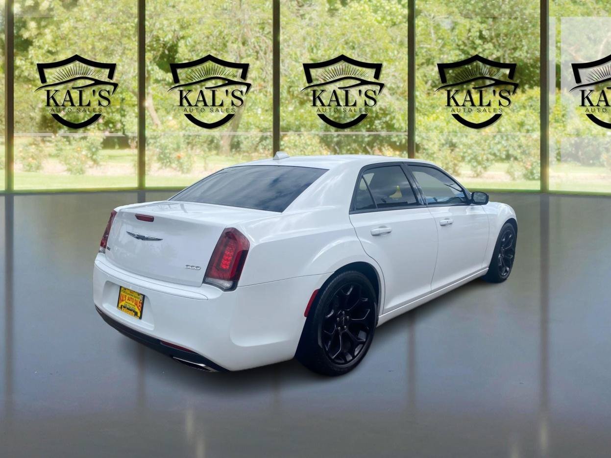 Used 2020 Chrysler 300 Touring w/ Sport Appearance Package RWD image 5