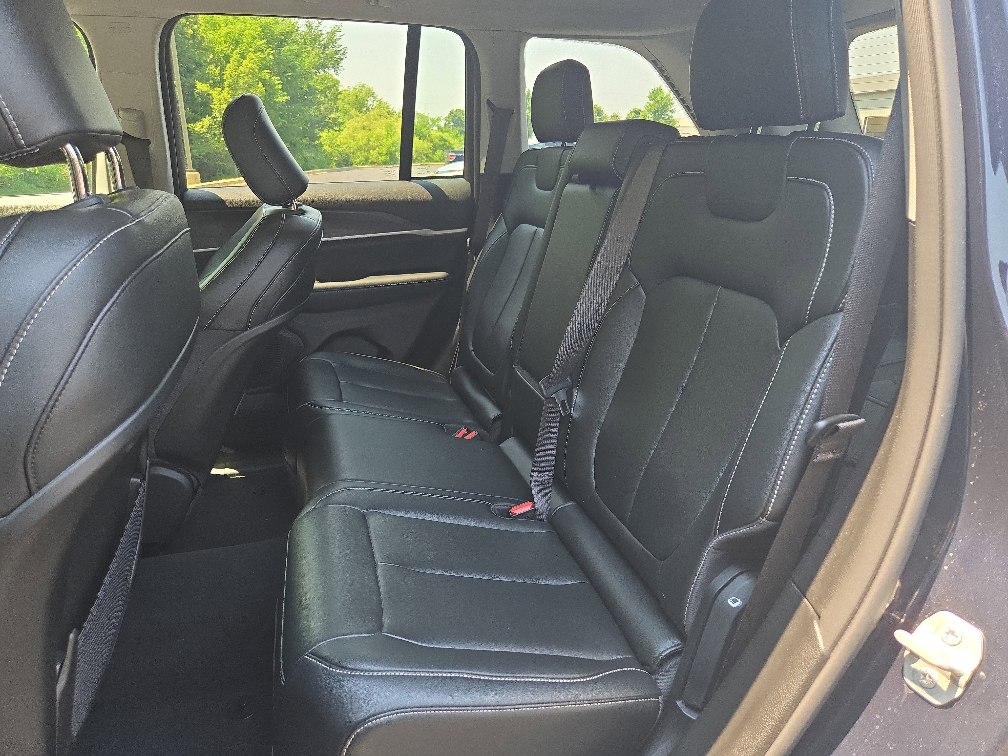 Used 2024 Jeep Grand Cherokee Limited image 30