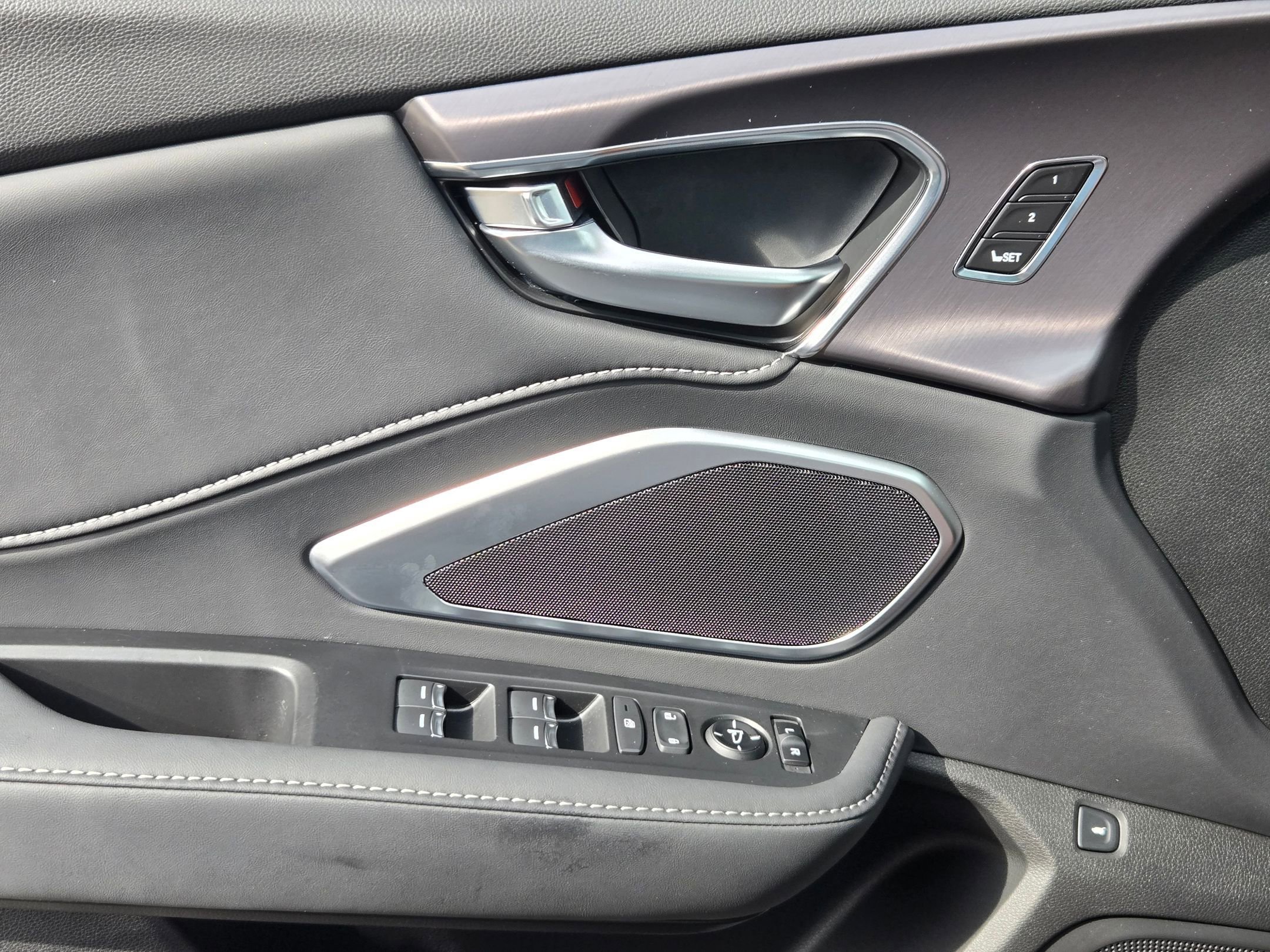 Used 2025 Acura RDX SH-AWD image 12