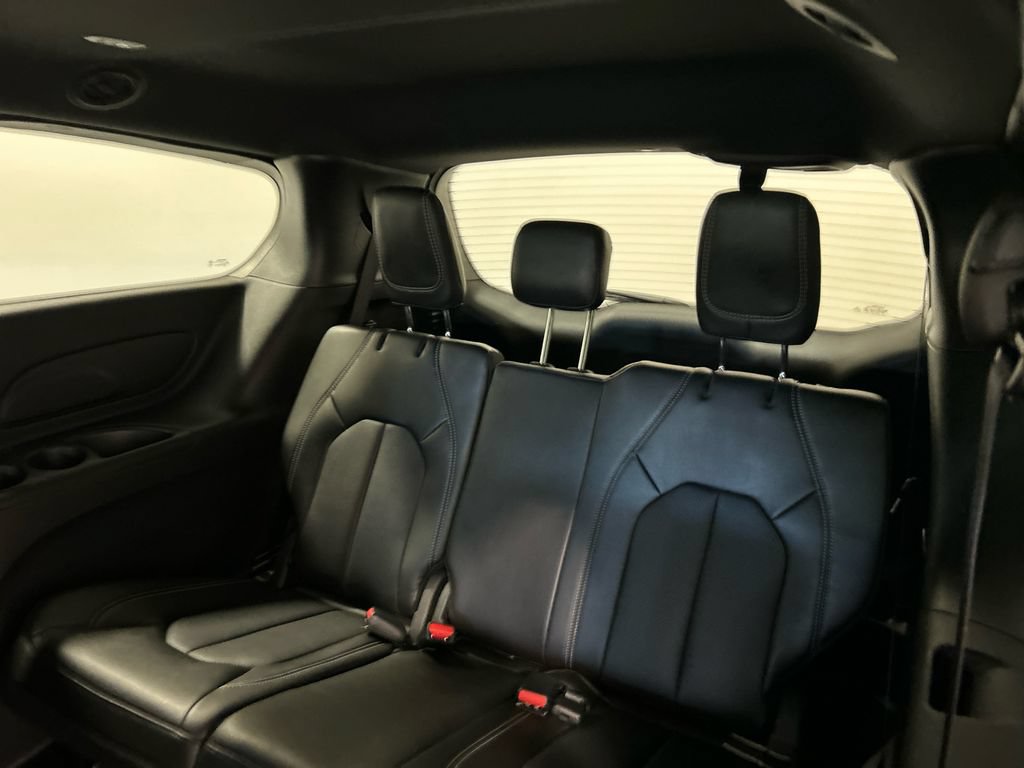 Used 2025 Chrysler Pacifica Select FWD image 32