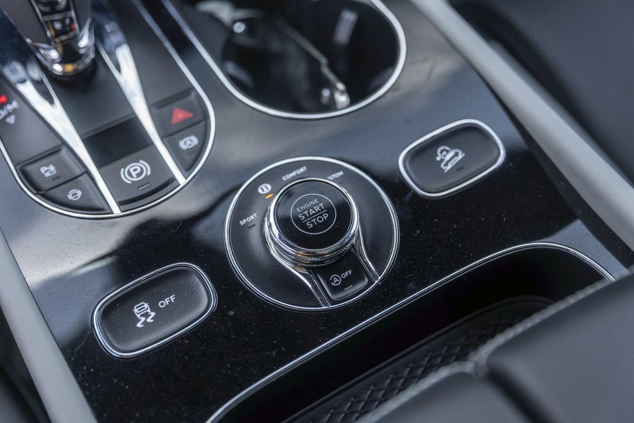 Used 2025 Bentley Bentayga AWD/4WD image 42