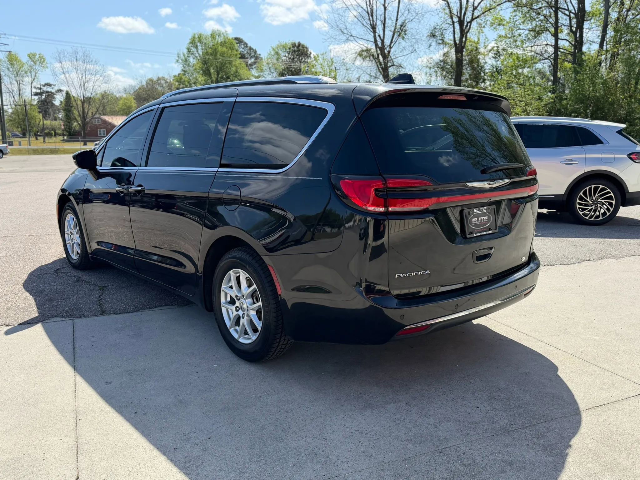 Used 2021 Chrysler Pacifica Touring-L FWD image 9