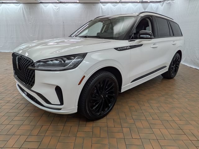 Certified 2026 Lincoln Aviator Reserve w/ Jet Appearance Package AWD/4WD image 3