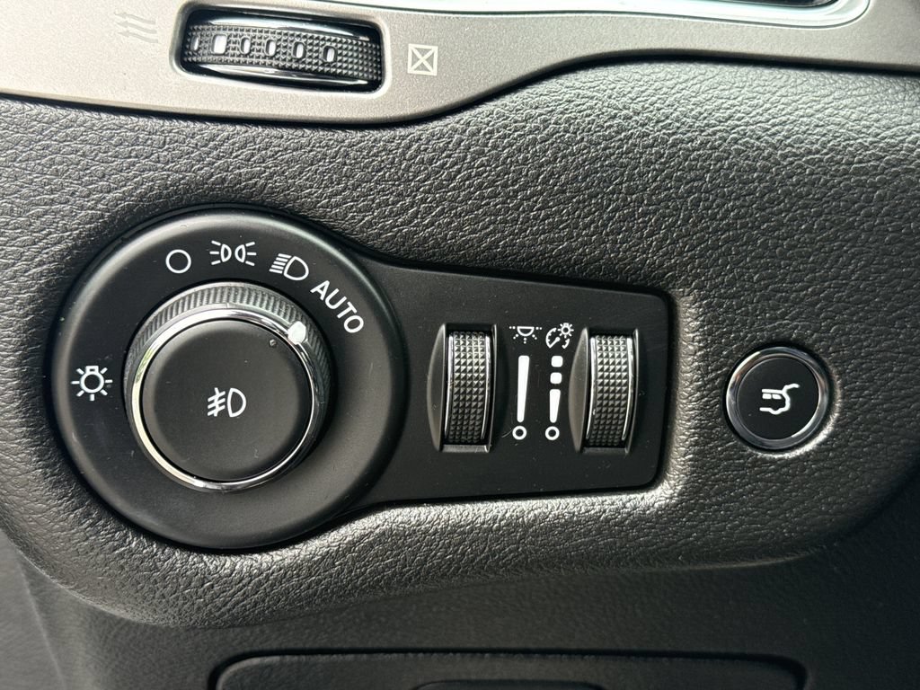 Used 2021 Jeep Cherokee Latitude Lux 80th Anniv w/ Quick Order Package 26U 80TH FWD image 23