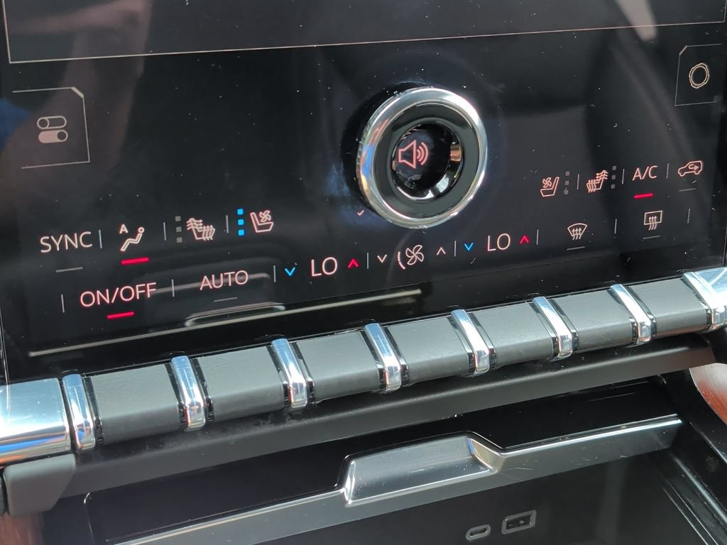 Used 2025 GMC Yukon XL Denali AWD/4WD image 23