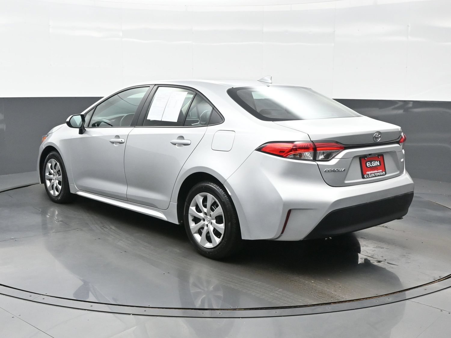Used 2025 Toyota Corolla LE FWD image 4