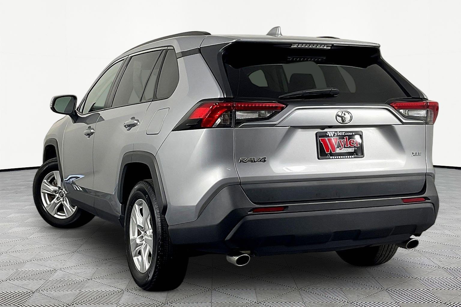 Used 2020 Toyota RAV4 XLE w/ Convenience Package FWD image 4