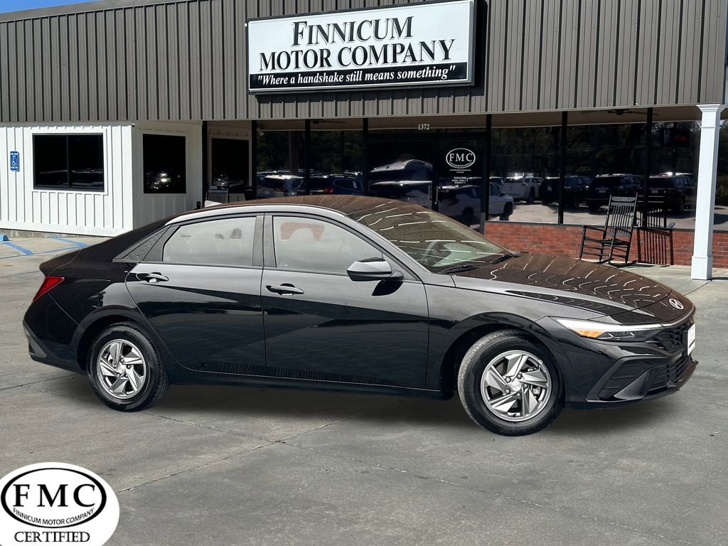 Used 2025 Hyundai Elantra SE w/ Cargo Package image 1