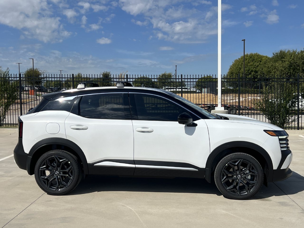 New 2027 Nissan Kicks SR FWD image 3
