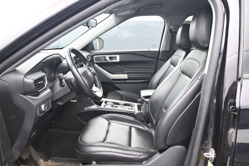 Used 2020 Ford Explorer XLT w/ Equipment Group 202A AWD/4WD image 17