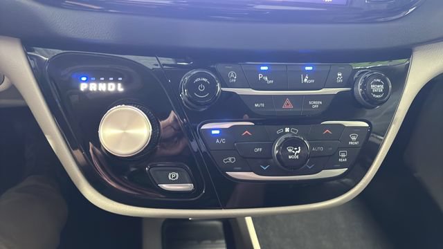 Used 2024 Chrysler Pacifica Touring-L FWD image 16