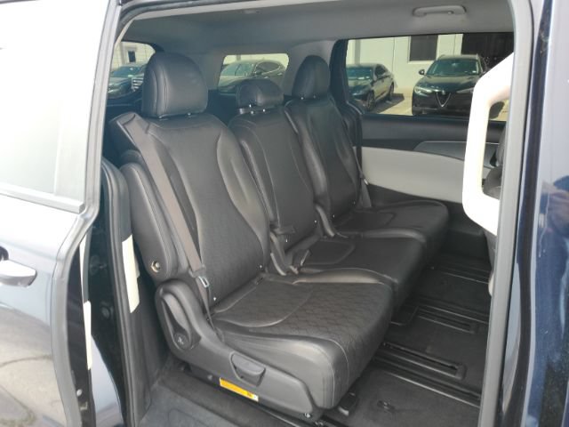 Used 2024 Kia Carnival LX FWD image 23