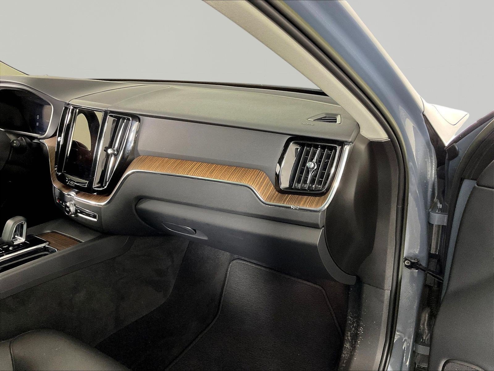 Used 2023 Volvo XC60 B5 Plus w/ Climate Package AWD/4WD image 25