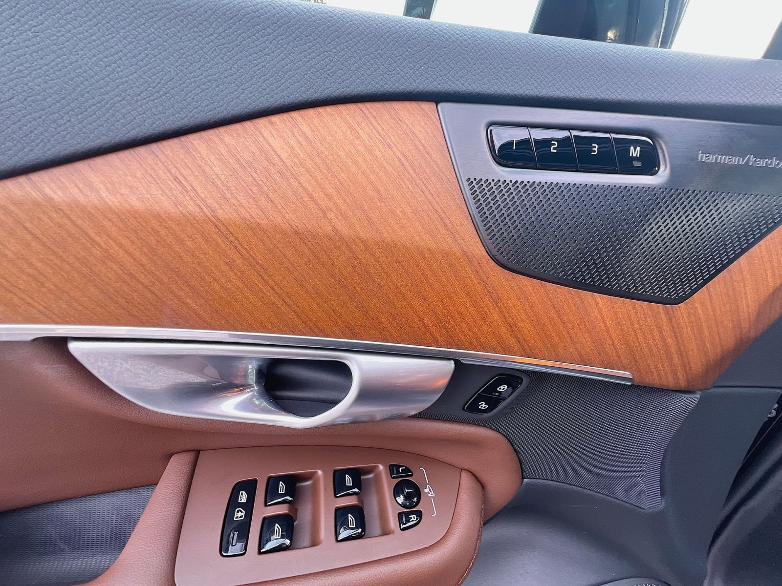 Certified 2023 Volvo XC90 B6 Plus w/ Protection Package Premier AWD/4WD image 15