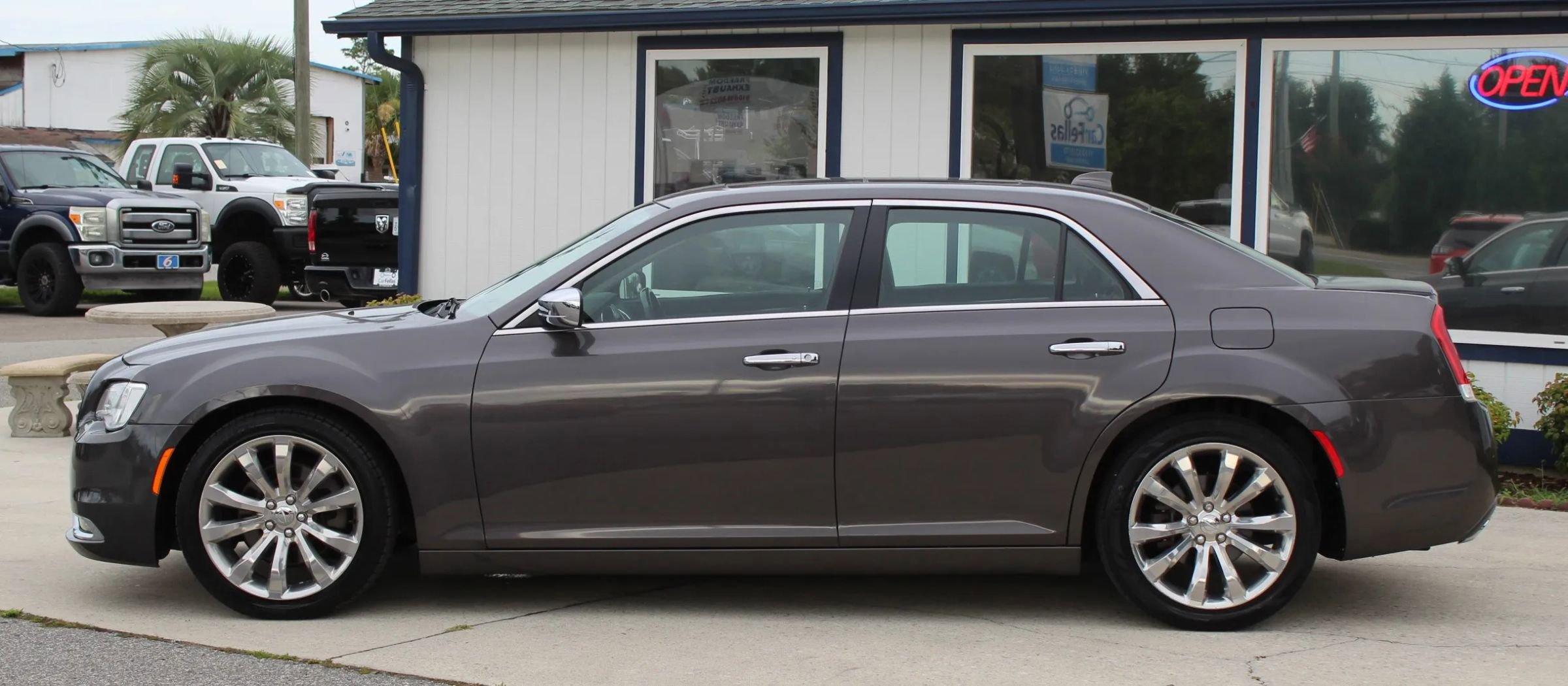 Used 2017 Chrysler 300 C image 2